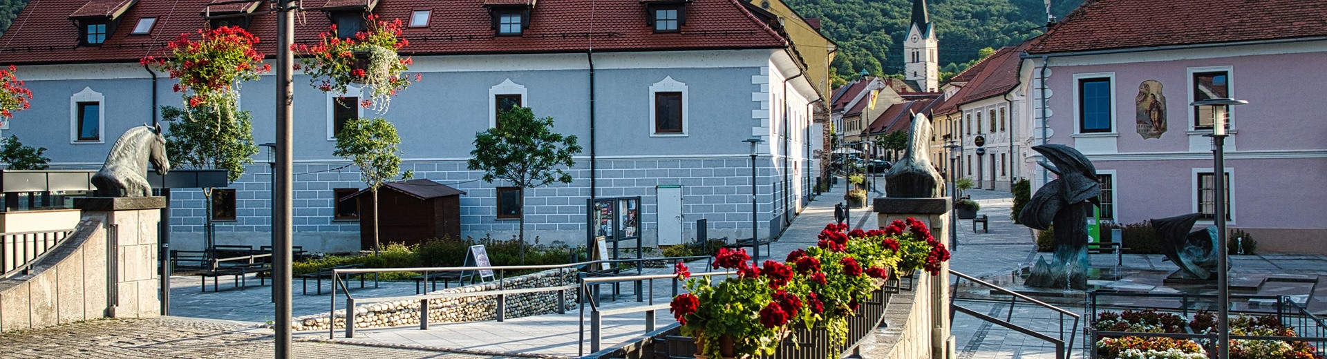 Most s konji in rožami